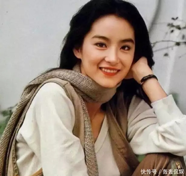 遮住衣柜门后,热巴出现在机场,穿着深V开叉的裤子,和约翰尼手挽手地被迎接